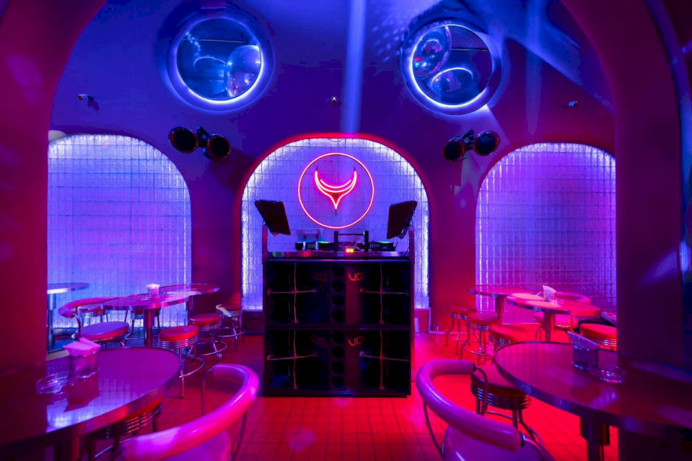 這裡是西貢狂野人民聚集的地方，他們將街道變成一個永不結束的歡樂節日